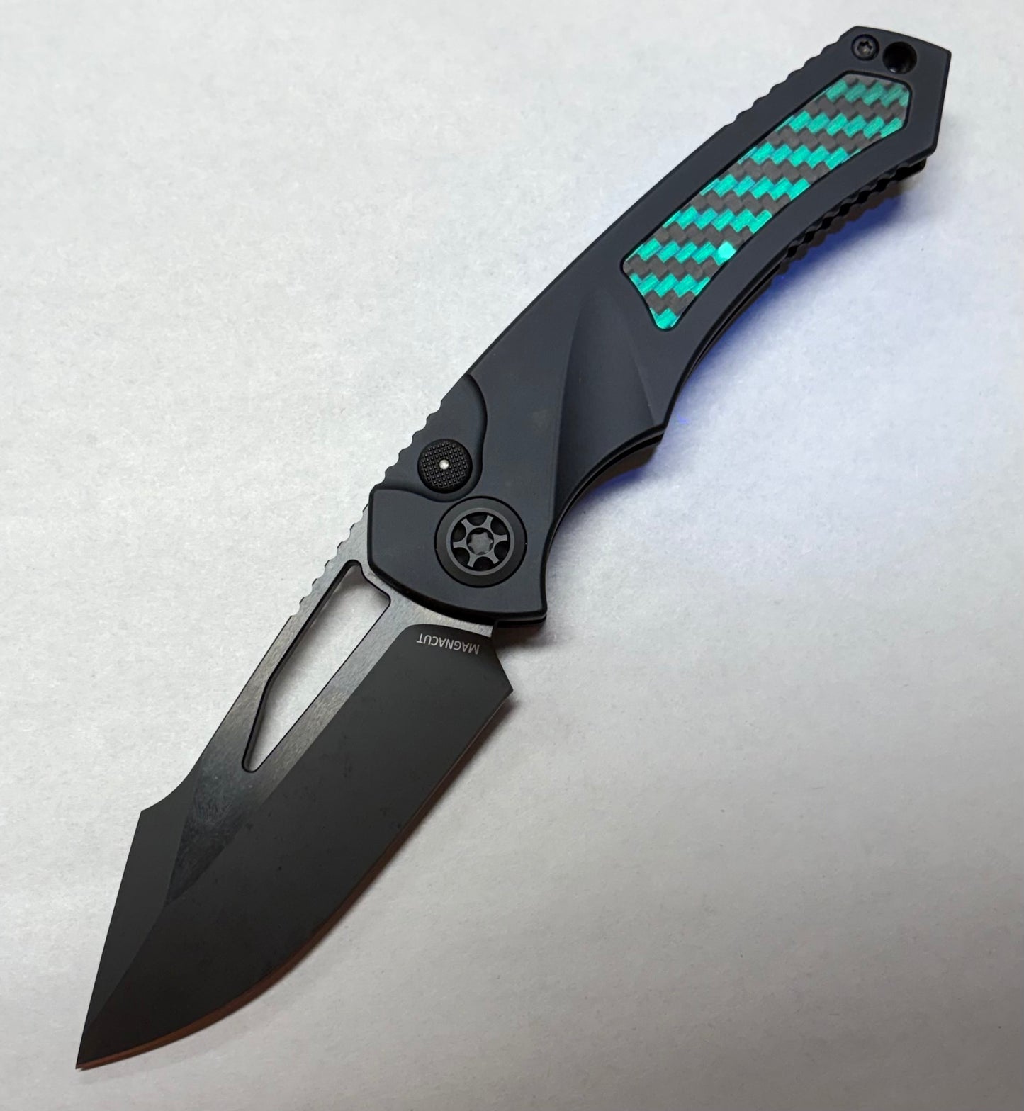 Heretic Pariah-Manual-Drop Point-DLC-Tritium Button Inlay-GITD Carbon Fiber-H046-6A-GLO/CF